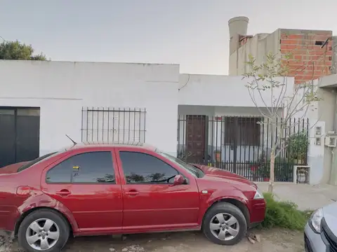 Amplia propiedad en venta de 3 amplios ambientes + dpto con entrada independiente.