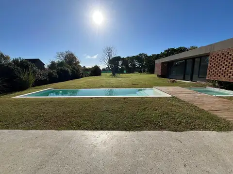 Casa 5 ambientes con 2 baños