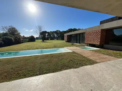 En venta casa 5 ambientes. Haras San Pablo.