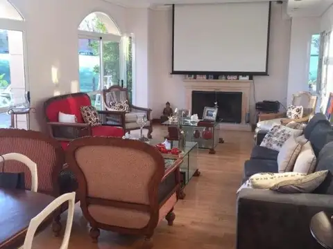 EXCELENTE CASA EN GRAN BELL, AMPLIA Y LUMINOSA, CATEGORIA IMPECABLE P/EXIGENTES