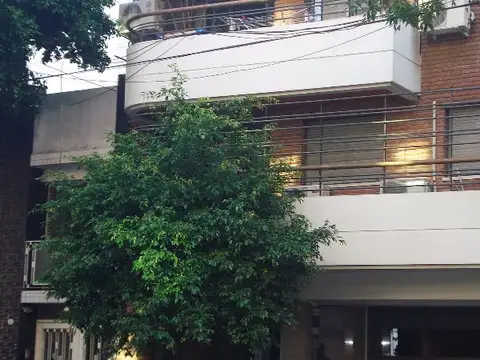 "C/COCHERA FIJA", SEMI-PISO  3 AMB  AL FRENTE. BALCÓN ATERRAZADO Y PATIO DE  4X3 MUY LUMINOSO..BAÑO Y TOILETTE