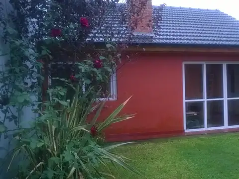 EN VENTA HERMOSO CHALET DE 4 AMBIENTES EN EL PALOMAR + QUINCHO CON PARRILLA - FICHA 7935