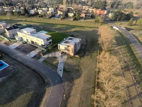 Casa en Alquiler con 3 cocheras