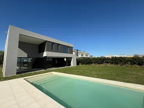 VENTA DE CASA 4 DORMITORIOS EN SAN MATIAS