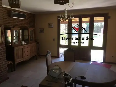 Excelente casa en calle 152 e/ 37 y 39, de 4 dormitorios 