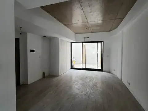 Venta en Parque Chacabuco. Departamento Monoambiente con Patio. A Estrenar.