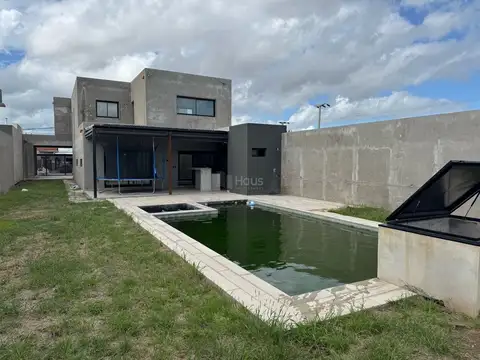 Casa en venta de 3 dormitorios c/ cochera en General Alvear