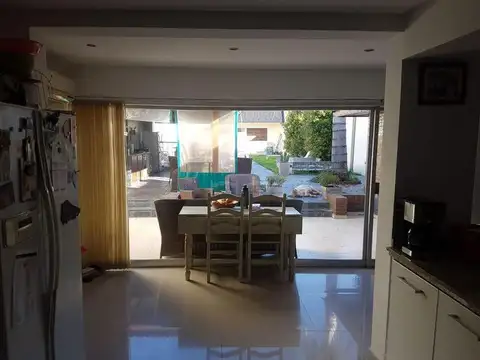 Casa en Venta con 3 cocheras