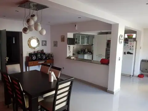 Casa 5 ambientes con 4 baños
