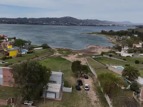 CASA SOBRE EL LAGO  7 DORMITORIOS EN VENTA VILLA CARLOS PAZ