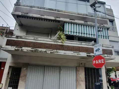 FLORES   EXCELENTE LOCAL EN ESQUINA CON COCHERAS  SEPARADAS . (SE PUEDEN UNIR)