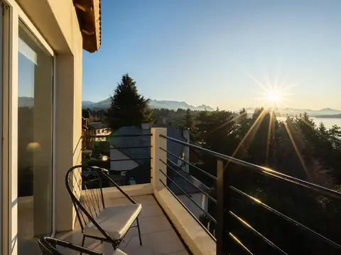 Excelente Hotel Boutique sobre Av. Bustillo km 7.6 con vista al Lago