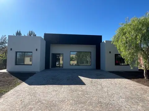 Casa 5 ambientes con 3 baños