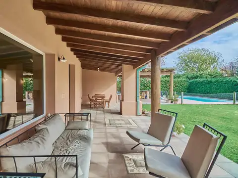 Casa en alquiler anual en Santa Bárbara, 3/4 dormitorios, se está pintando entera