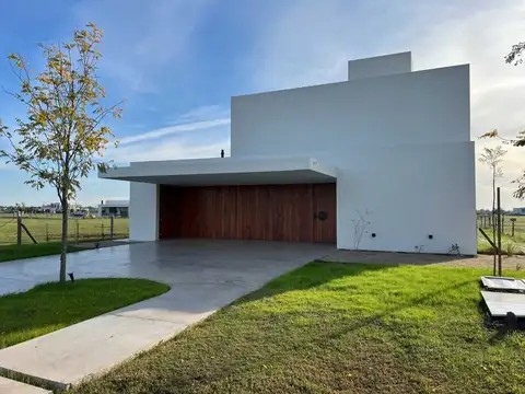 VENTA CASA 4 DORMITORIOS A ESTRENAR FRENTE SUR