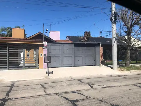 Casa duplex con garage parque y piletaen Castelar Norte