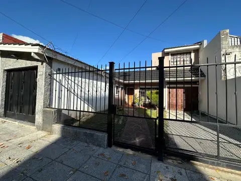 MUY LINDA CASA 5 AMB, FDO, GARAGE PARA 2 AUTOS Y LOCAL/OFICINA   VENTA   SAN JUSTO