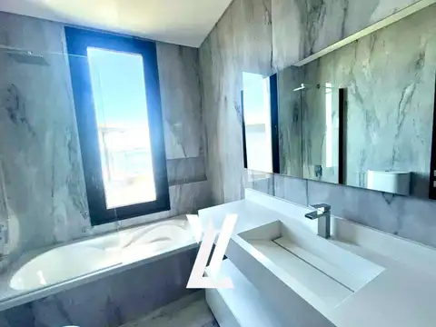 Casa en Venta con 4 cocheras