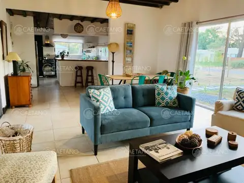 Casa 4 ambientes con 2 baños