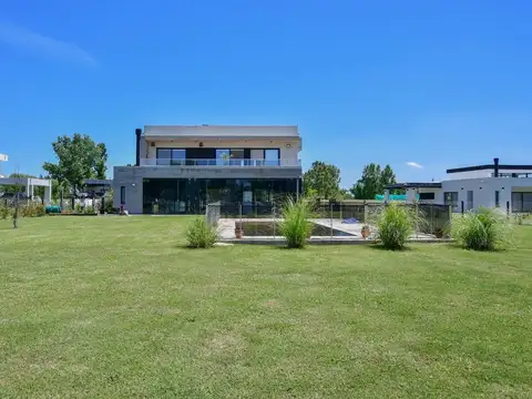 Casa 7 ambientes con 3 baños