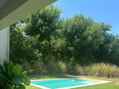 Casa en alquiler anual en Barrio Santa Ana Moreno