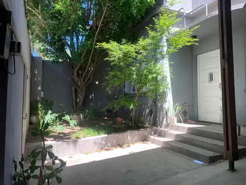 Casa en Alquiler de 3 ambientes con cochera doble reciclada a nueva en Bernal centro