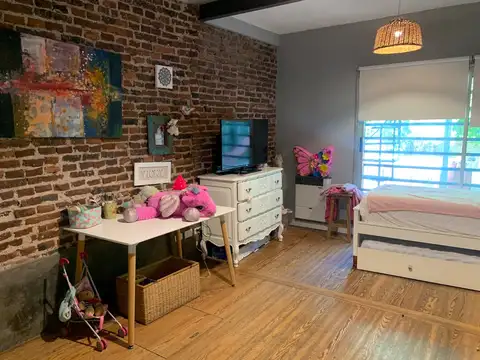 Casa en Alquiler de 3 ambientes con cochera doble reciclada a nueva en Bernal centro