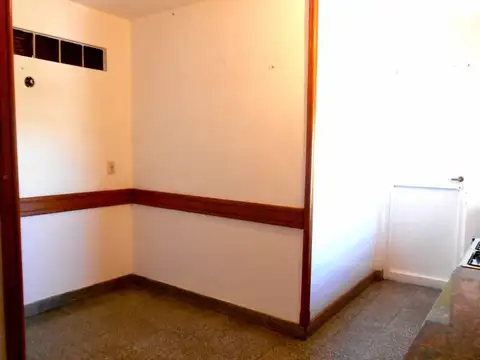 Saavedra: Semipiso de 4 amb. Frte. Balcon.  Doble circulación. Baño y toilette. Seg 24 hs.