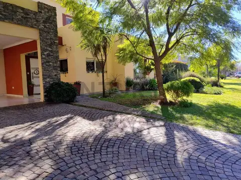 VENTA CASA CASCOS de ALVAREZ - 4 AMBIENTES -PILETA