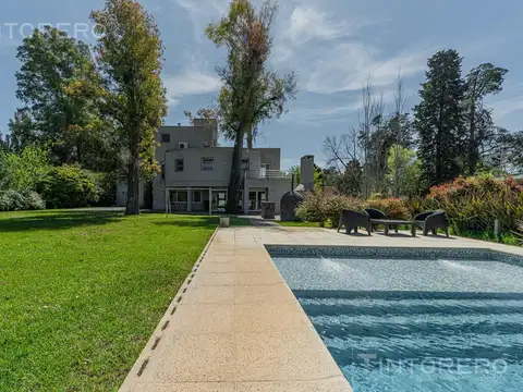 Casa en Venta con 2 cocheras