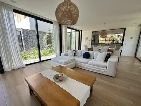 Casa 4 ambientes con 4 baños