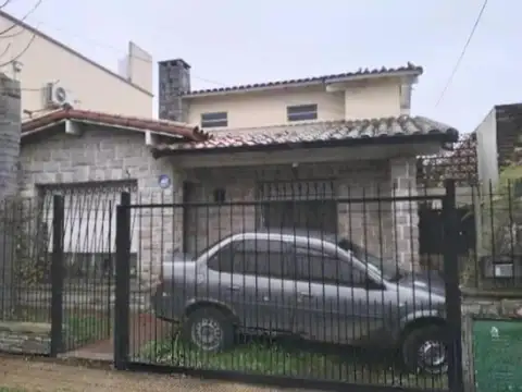 Casa 5 ambientes con 2 baños