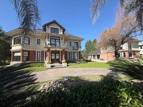 Alquiler casa parque pileta climatizada jacuzzi. San Eliseo