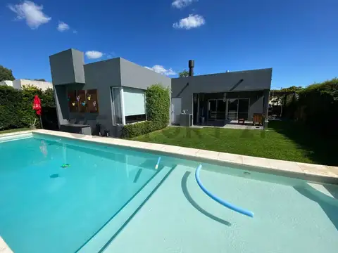 CASA CON PILETA CLIMATIZADA Y PARQUIZADA