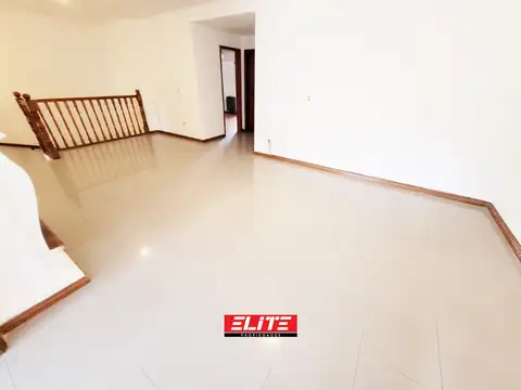 Gran PH 1er piso por escalera al frente, entrada independiente