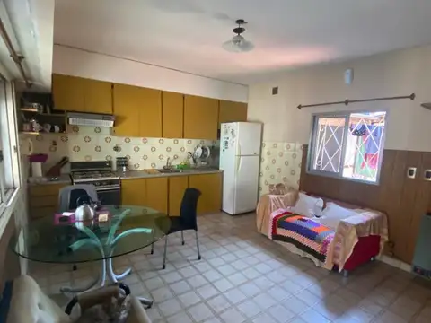 2 PH 1º PISO POR ESCALERA  2 AMB. AL FRENTE Y 3 AMB. AL CONTRAFRENTE SE VENDEN JUNTOS EXCELENTES