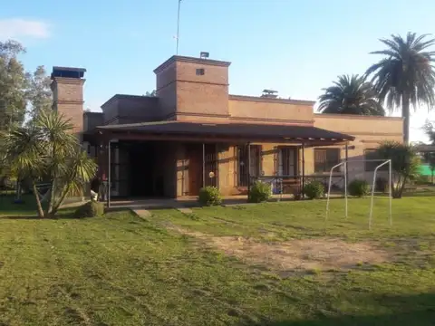 CASA 4 DORM. 3 BAÑOS - LOTE 1600 M2. PILETA C/ SOLARIUM - EXCELENTE FORESTACIÓN - LOBOS