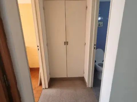 departamento monoambiente en L con cocina y baño completo.