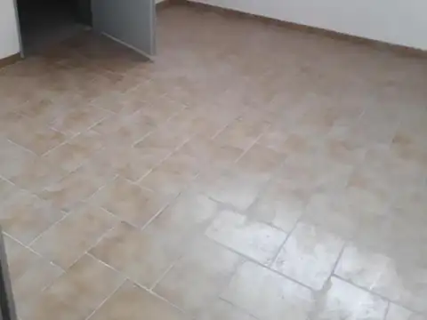 Local en Alquiler en Área Centro Sur, $ 3.400.000