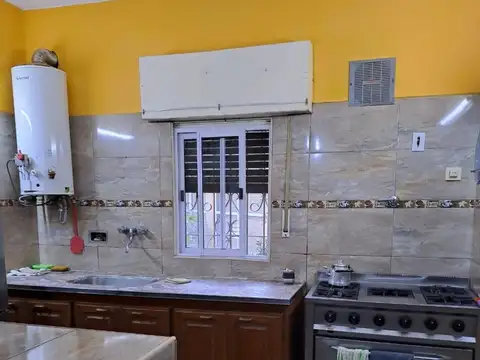 Excelente casa quinta sobre importante avenida