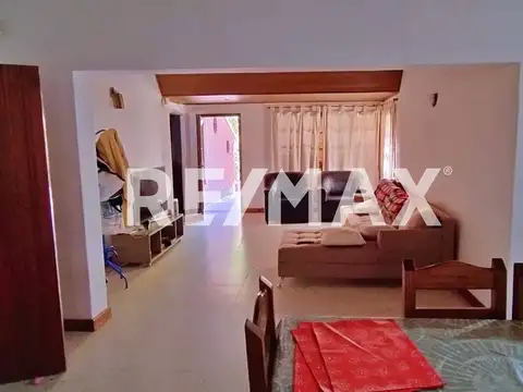 Casa 8 ambientes con 2 baños