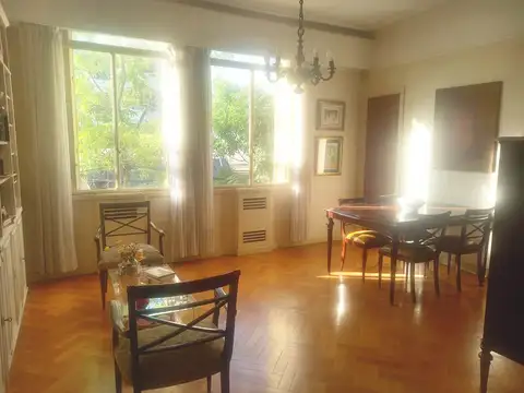 Elegante dpto al frente con amplios ambientes -Edificio señorial de Categoria