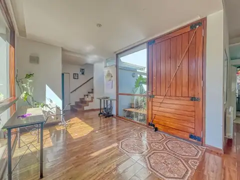 Casa 7 ambientes con 2 baños