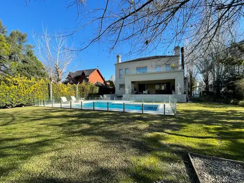 Casa en Venta con 2 cocheras