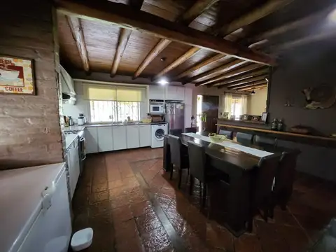 Casa 6 ambientes con 2 baños