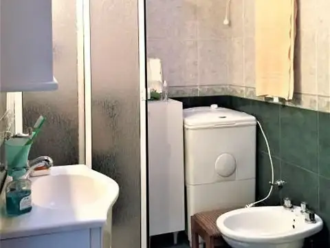 Lote y departamento de 2 ambientes en muy buen estado