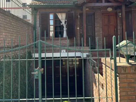 Chalet tipo dúplex de 3 ambientes con garage y parrilla en Quilmes Este