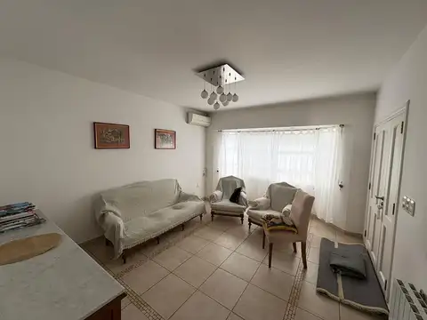 Casa 7 ambientes con 2 baños