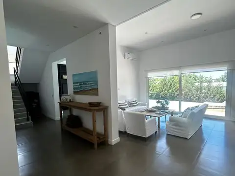 Casa 9 ambientes con 4 baños