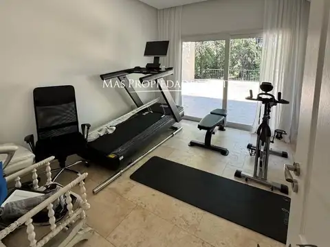 Casa en Alquiler con 5 cocheras